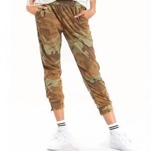 Women’s Levi’s Jet Set Tapered Camouflage Jogger Pants